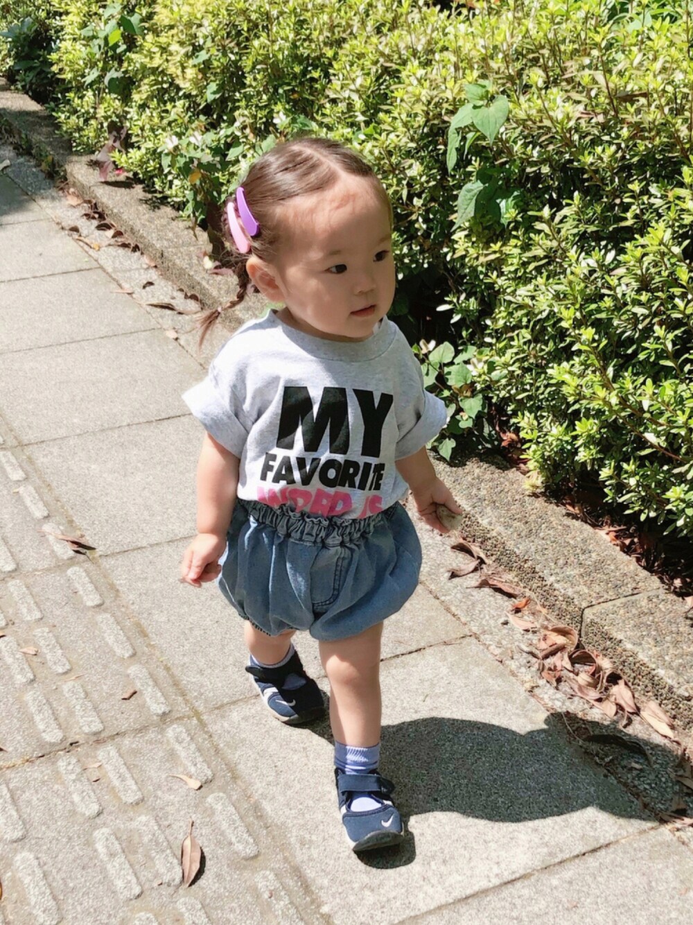 グレー系のTシャツ/カットソー、ブルー系のデニムパンツ、ブルー系のサンダルを着用したキッズの夏コーディネートの1枚目の写真