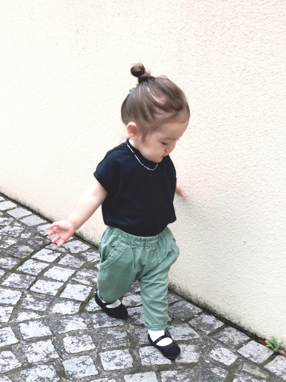 ブラック系のTシャツ/カットソー、グリーン系のその他パンツ、ブラック系のバレエシューズを着用したキッズの夏コーディネートの1枚目の写真
