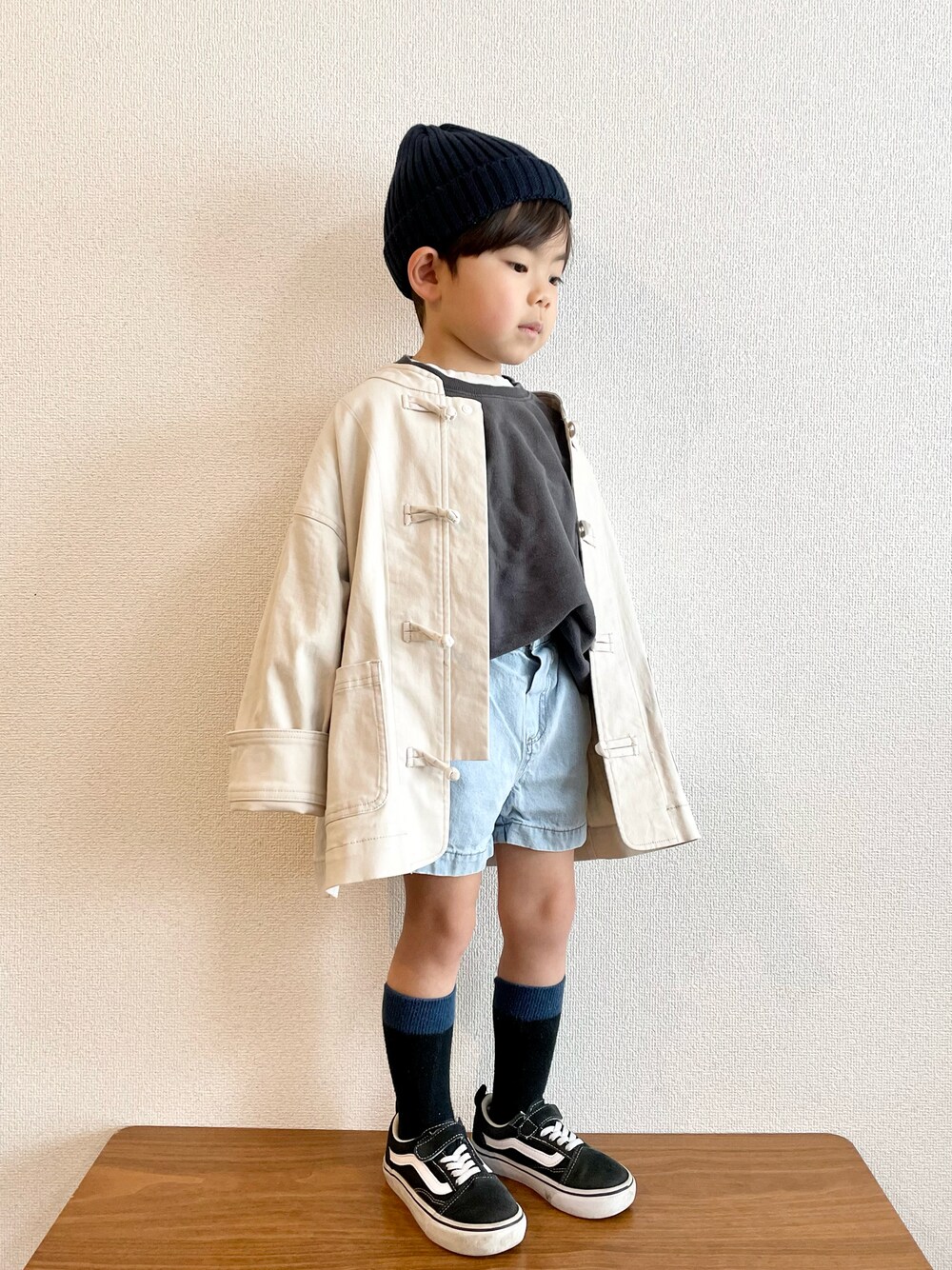 ブラック系のスウェット、ブルー系のデニムパンツ、ブラック系のスニーカーを着用したキッズの春コーディネートの1枚目の写真