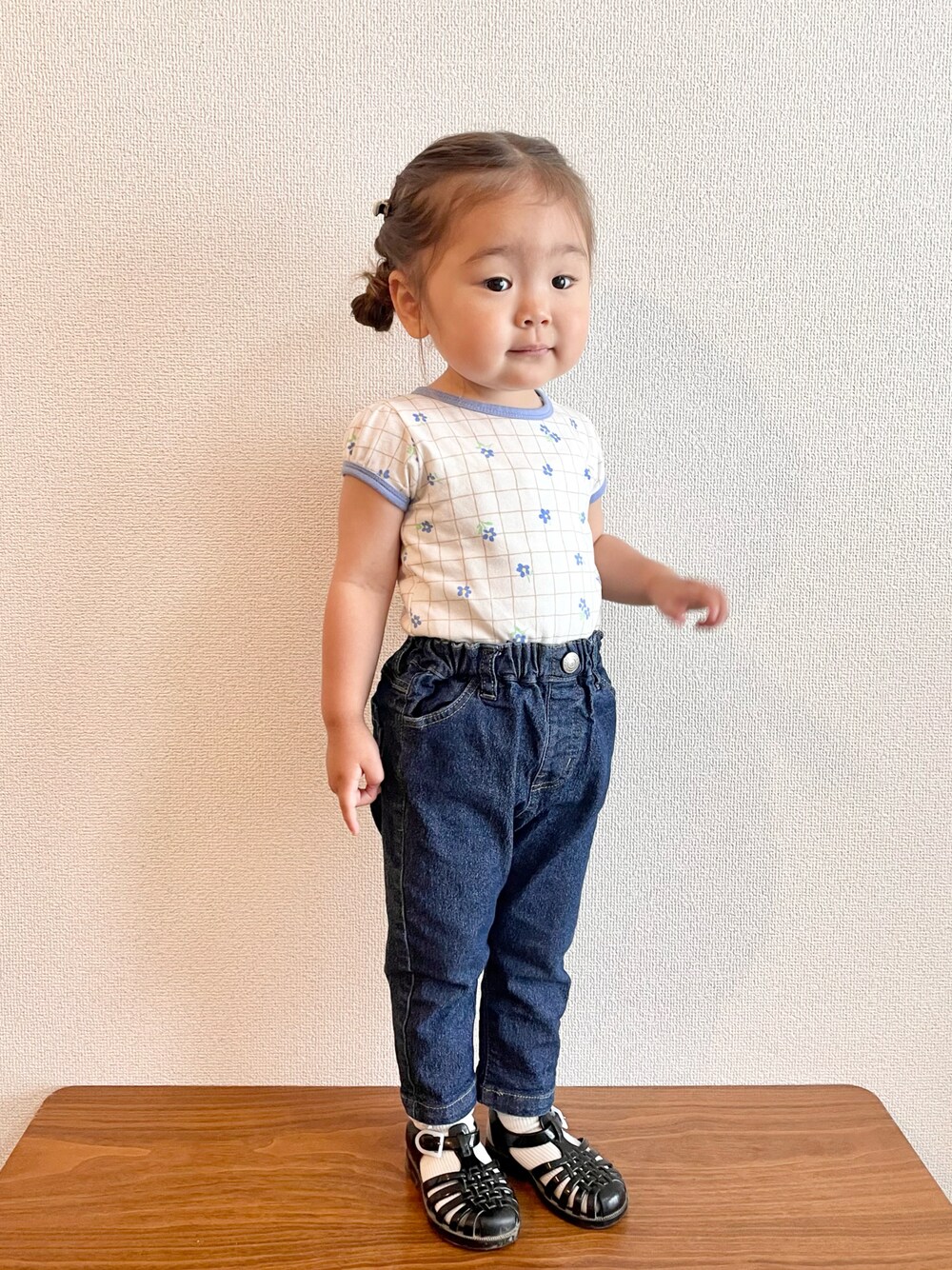 ブルー系のTシャツ/カットソー、ブルー系のその他パンツ、ブラック系のサンダルを着用したキッズの夏コーディネートの1枚目の写真