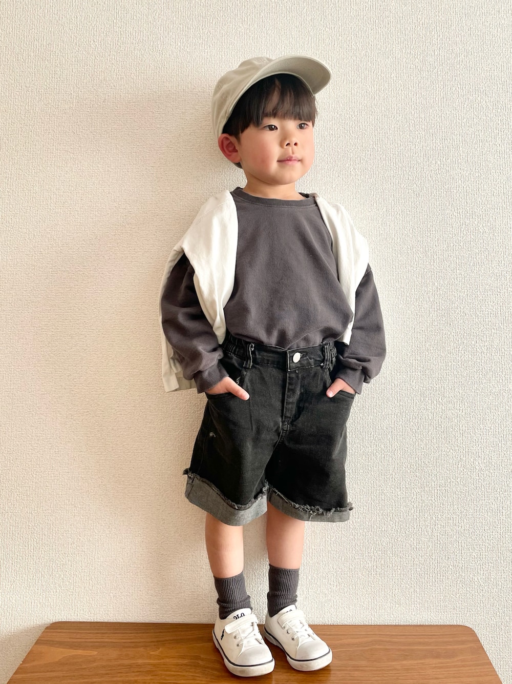 ブラック系のスウェット、ブラック系のデニムパンツ、ホワイト系のスニーカーを着用したキッズの春コーディネートの1枚目の写真