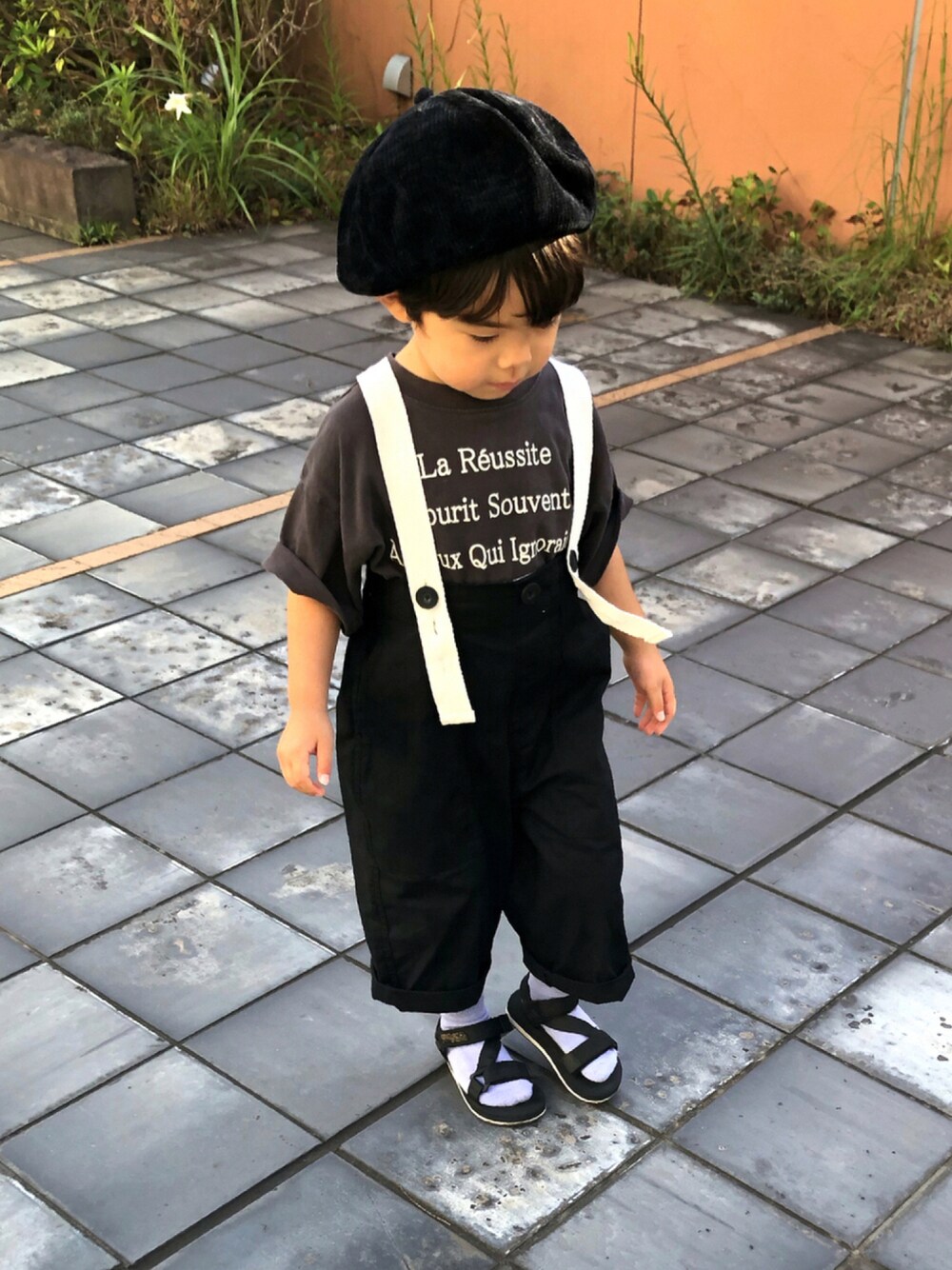 グレー系のTシャツ/カットソー、ブラック系のサロペット/オーバーオール、ブラック系のサンダルを着用したキッズの夏コーディネートの1枚目の写真