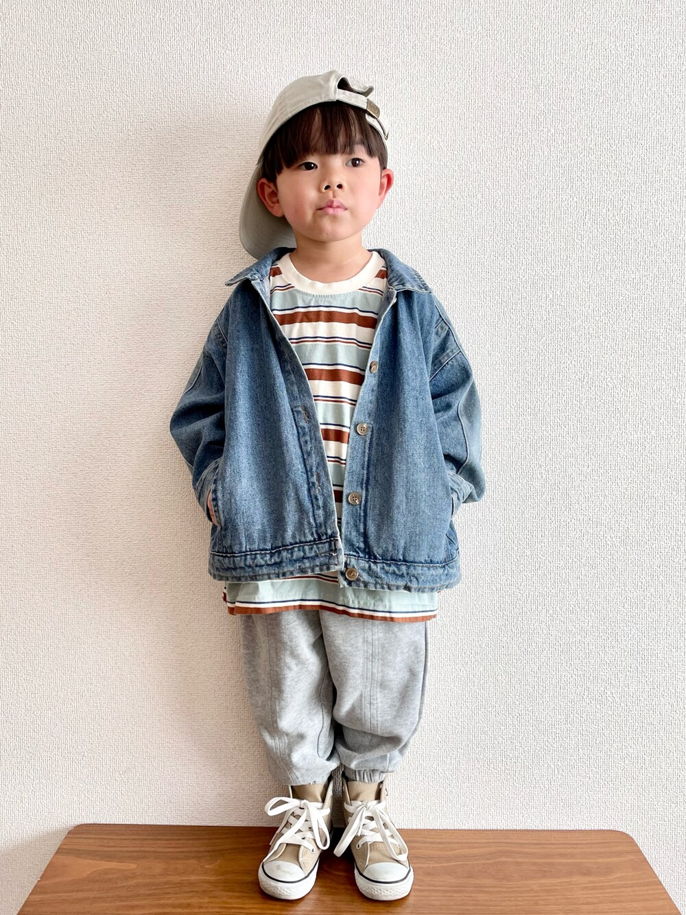 ブルー系のデニムジャケット、ブルー系のTシャツ/カットソー、グレー系のスラックスを着用したキッズの春コーディネートの1枚目の写真