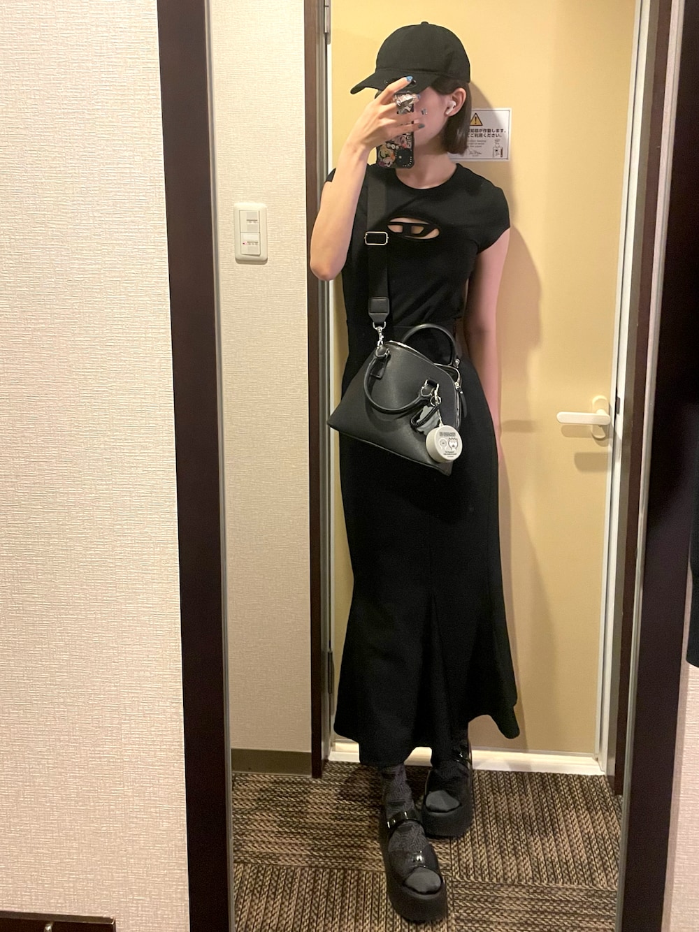 「シンプル、Diesel、snidel、Vivienne Westwood、ブラック、モノトーン、ワントーンコーデ、マーメイドスカート」｜「DIESELのメンズ キャップ ロゴ（キャップ、ブラック系）」を使った、𝕽さん（レディース・164cm）の春コーディネートの1枚目の写真
