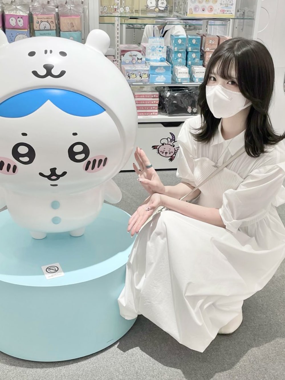 「Lily Brown、オールホワイト、ワンピース、シャツワンピ、ビスチェ、バルーンスリーブ、パフスリーブ」｜「LILY BROWNのビスチェドッキングワンピース（ワンピース、ホワイト系）」を使った、𝕽さん（レディース・164cm）の春コーディネートの1枚目の写真