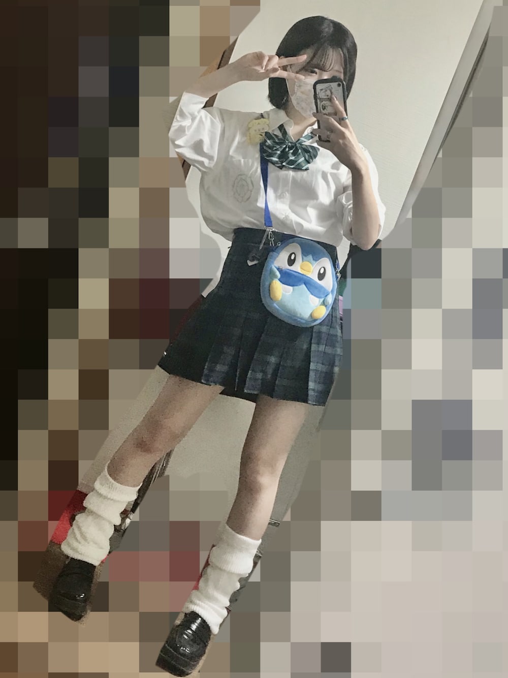 「制服、ミニスカート、ルーズソックス、チェックスカート、Vivienne Westwood」｜「Vivienne Westwoodのこれの白です（シャツ/ブラウス、ホワイト系）」を使った、𝕽さん（レディース・164cm）の夏コーディネートの1枚目の写真