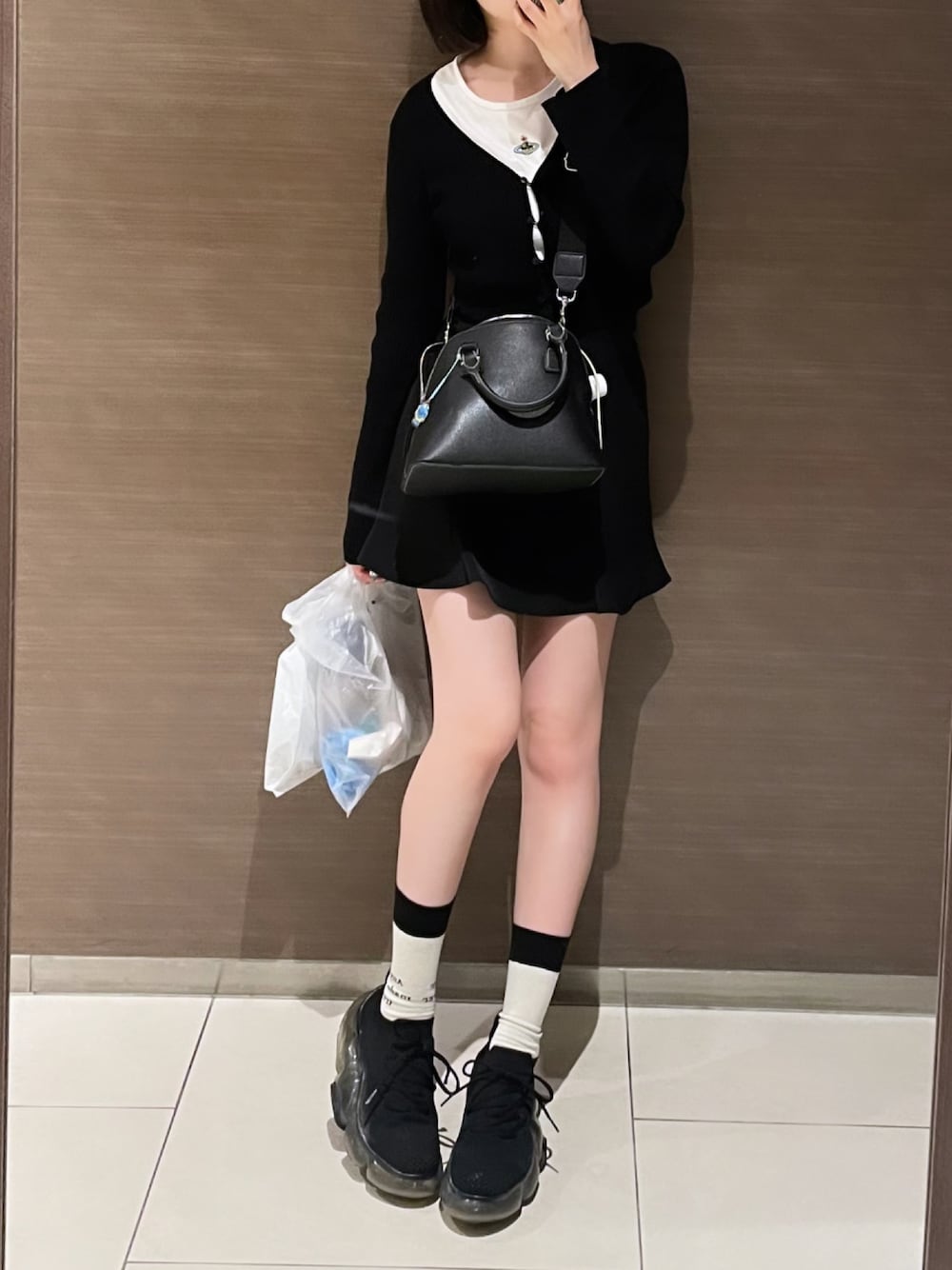 「春夏コーデ、シンプルコーデ、ブラック、Vivienne Westwood、snidel、モノトーンコーデ、スニーカー」｜「SNIDELのフレアーミニスカショーパン（その他パンツ、ブラック系）」を使った、𝕽さん（レディース・164cm）の春コーディネートの1枚目の写真