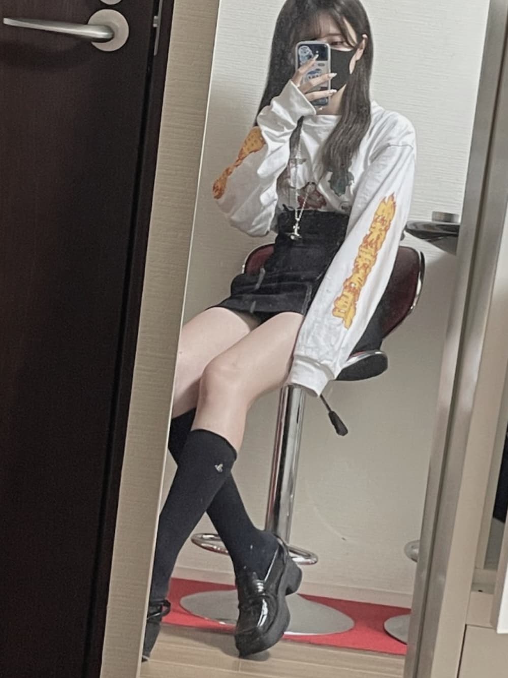 「カジュアルコーデ、地雷、ショートパンツ、ミニスカート、ロンT、モノトーン」｜「F-LAGSTUF-FのF-LAGSTUF-F/フラグスタフ/グラフィックプリントロングスリーブTシャツ/CAT L/S T-Shirts（Tシャツ/カットソー、ホワイト系）」を使った、𝕽さん（レディース・164cm）の秋コーディネートの1枚目の写真