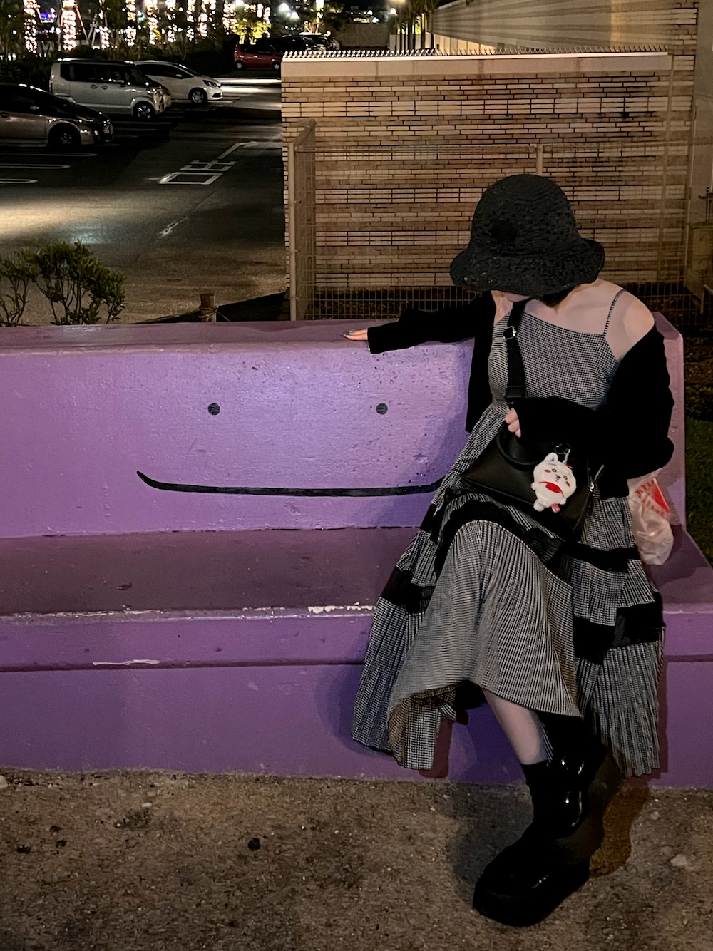 「シンプルコーデ、春夏コーデ、ティアードスカート、モノトーンコーデ、黒、モノトーン、furfur、Vivienne Westwood」｜「Vivienne Westwood ACCESSORIESのアイテム（帽子、ブラック系）」を使った、𝕽さん（レディース・164cm）の春コーディネートの1枚目の写真