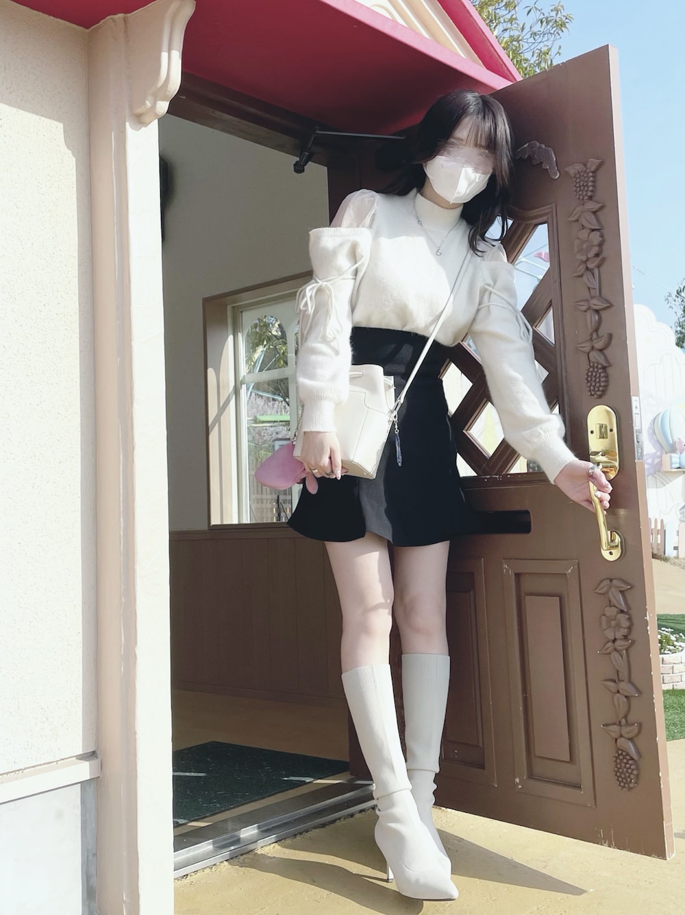 「snidel、シンプルコーデ、ロングブーツ、ミニスカート、ショートパンツ、ニット、春コーデ」｜「SNIDELのシースルーショルダーニットプルオーバー（ニット/セーター、ホワイト系）」を使った、𝕽さん（レディース・164cm）の春コーディネートの1枚目の写真