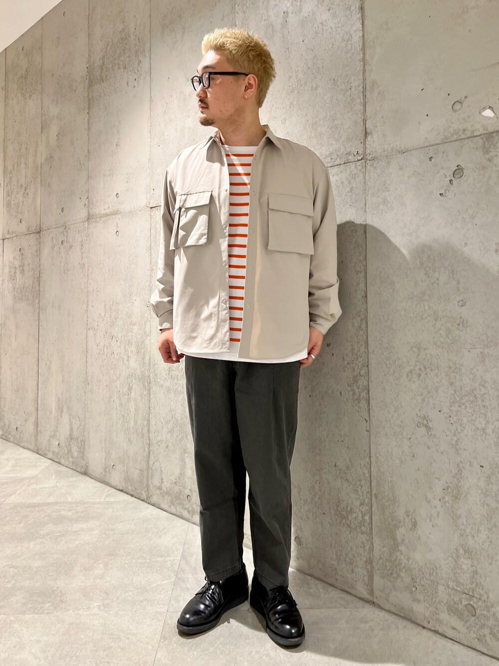 ベージュ系のシャツ/ブラウス、オレンジ系のTシャツ/カットソー、ブラック系のその他パンツを着用したメンズの春コーディネートの1枚目の写真