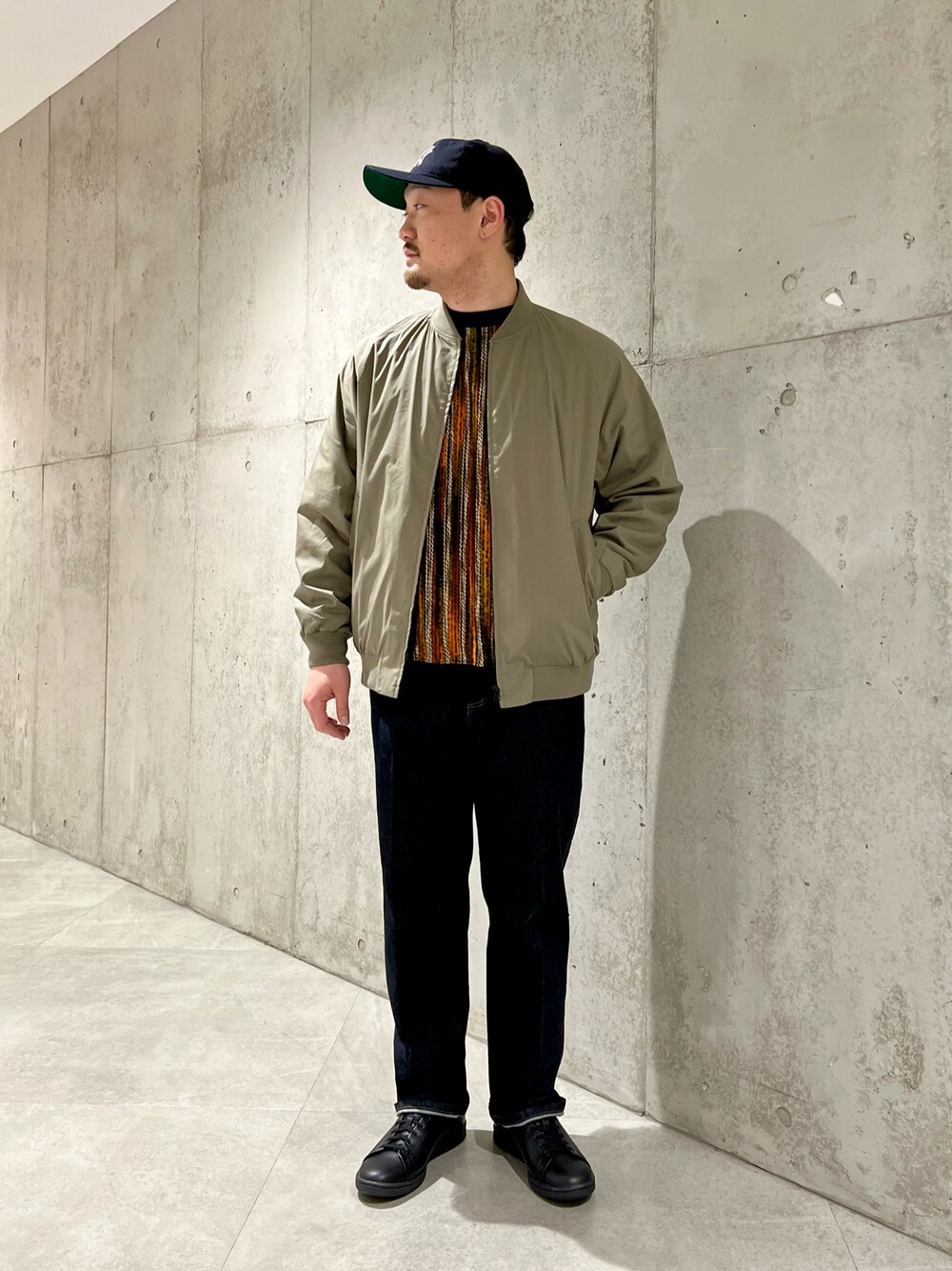 「スニーカー、デニム、シンプル、adidas、レイヤードスタイル、休日コーデ、春色、シンプルコーデ、春コーデ、URBAN RESEARCH、今日のコーデ、オトナカジュアル、Sonny　Label、ビビッドカラー、いいね、save、フォローお願いします🤑、ほめられ本命コーデ」｜「NEW ERAの『別注』New Era×Sonny Label　PCRetroCrown W 9FIFTY（キャップ、ブルー系）」を使った、Jun さん（メンズ・176cm）の冬コーディネートの1枚目の写真