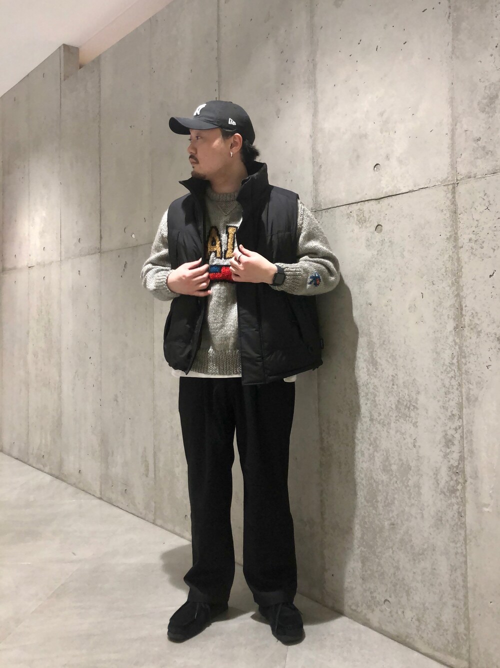 「URBAN RESEARCH、urban research sonny label、MoMA、WILDTHINGS、RICENINETEN、GRAMICCI、clarks、wallabee、GORE-TEX」｜「MOMAのアイテム（キャップ、ブラック系）」を使った、Jun さん（メンズ・176cm）の冬コーディネートの1枚目の写真