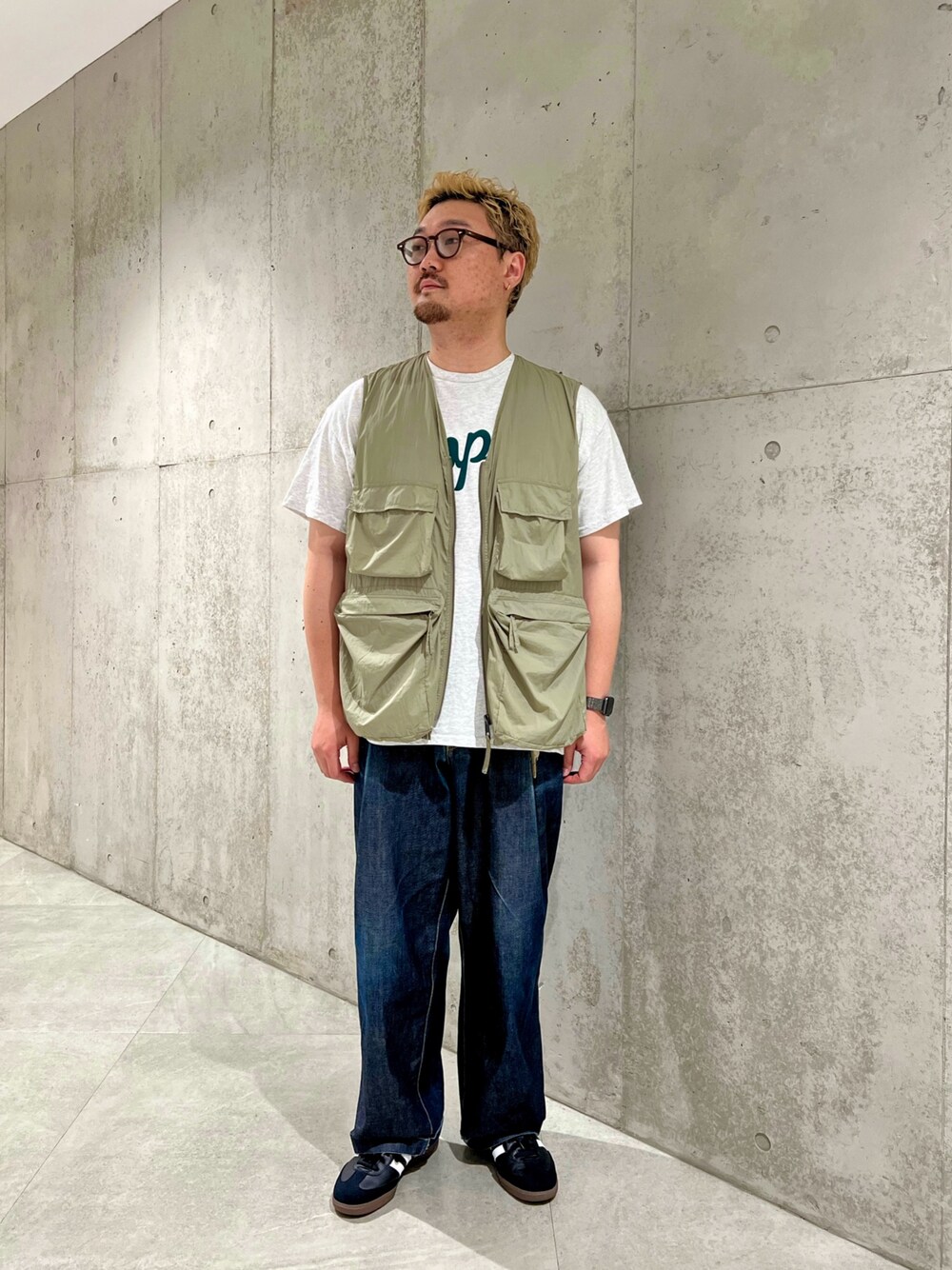「ロゴT、テーマパークコーデ、シンプル、アウトドアスタイル、休日スタイル、大人カジュアル、お出かけコーデ、ootd、いいね、save、フォローお願いします🤑、夏コーデ、スポーツミックス、スニーカー、シンプルコーデ、ベスト、Tシャツ」｜「SMELLYの316Lミニフープピアス（ピアス（両耳用）、ゴールド系）」を使った、Jun さん（メンズ・176cm）の夏コーディネートの1枚目の写真