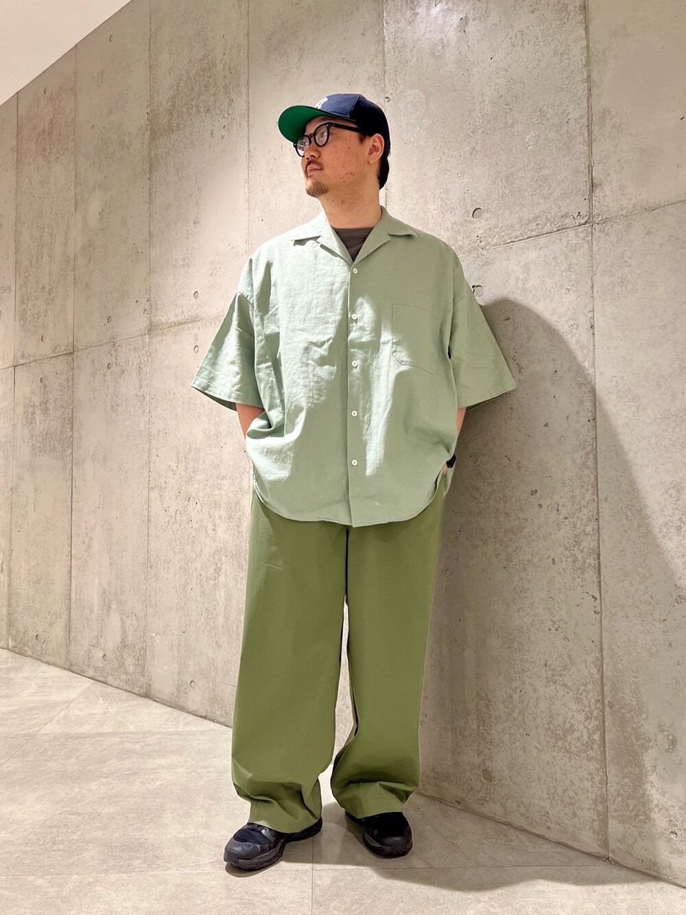 「スニーカー、ビッグシルエット、シャツスタイル、シャツ、大人カジュアル、ストリート、メガネ男子、春夏コーデ、休日スタイル、キャップ、シンプルコーデ、今日のコーデ、ootd、いいね、save、フォローお願いします🤑、おしゃれさんと繋がりたい」｜「NEW ERAの『別注』New Era×Sonny Label　RetroCrown 9FIFTY（キャップ、ブルー系）」を使った、Jun さん（メンズ・176cm）の春コーディネートの1枚目の写真
