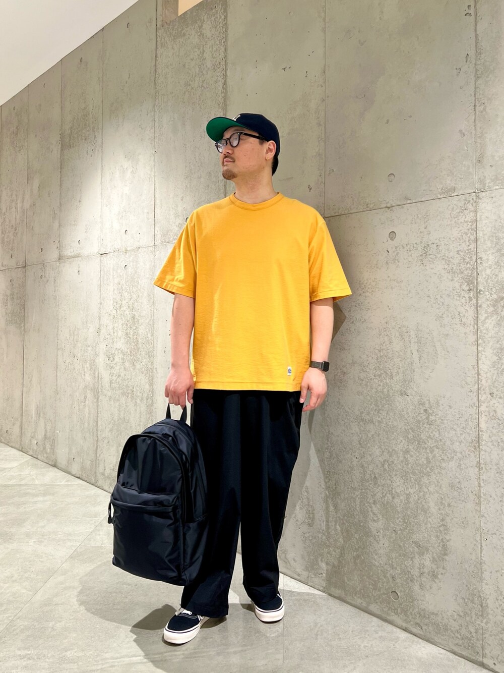 「お出かけコーデ、デートコーデ、春夏コーデ、スニーカー、大人カジュアル、メガネ男子、Tシャツ、休日スタイル、キャップ、シンプルコーデ、ootd、シンプル、いいね、save、フォローお願いします🤑、ビビットカラー、イエロー」｜「NEW ERAの『別注』New Era×Sonny Label　RetroCrown 9FIFTY（キャップ、ブルー系）」を使った、Jun さん（メンズ・176cm）の春コーディネートの1枚目の写真