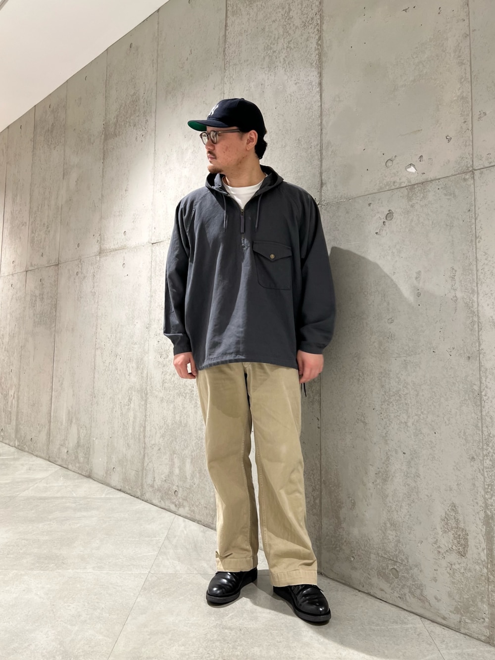 グレー系のその他アウターを着用したメンズの秋コーディネートの1枚目の写真