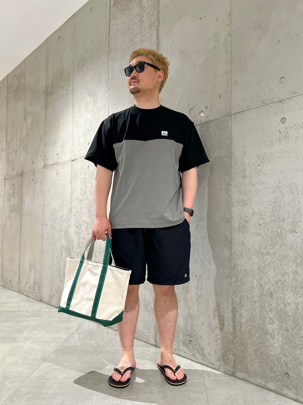 「夏コーデ、海、サンダル、大人カジュアル、ストリート、トートバッグ、ビーサン、夏、スポーツミックス、おしゃれさんと繋がりたい、夏だ！Tシャツ着よう！、お出かけコーデ、フェススタイル、ootd、いいね、save、フォローお願いします🤑」｜「SMELLYの316Lミニフープピアス（ピアス（両耳用）、ゴールド系）」を使った、Jun さん（メンズ・176cm）の夏コーディネートの1枚目の写真