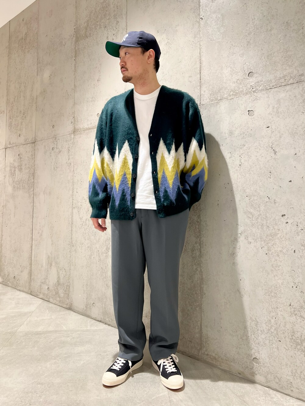 グリーン系のカーディガン/ボレロ、ホワイト系のTシャツ/カットソー、グレー系のその他パンツを着用したメンズの冬コーディネートの1枚目の写真