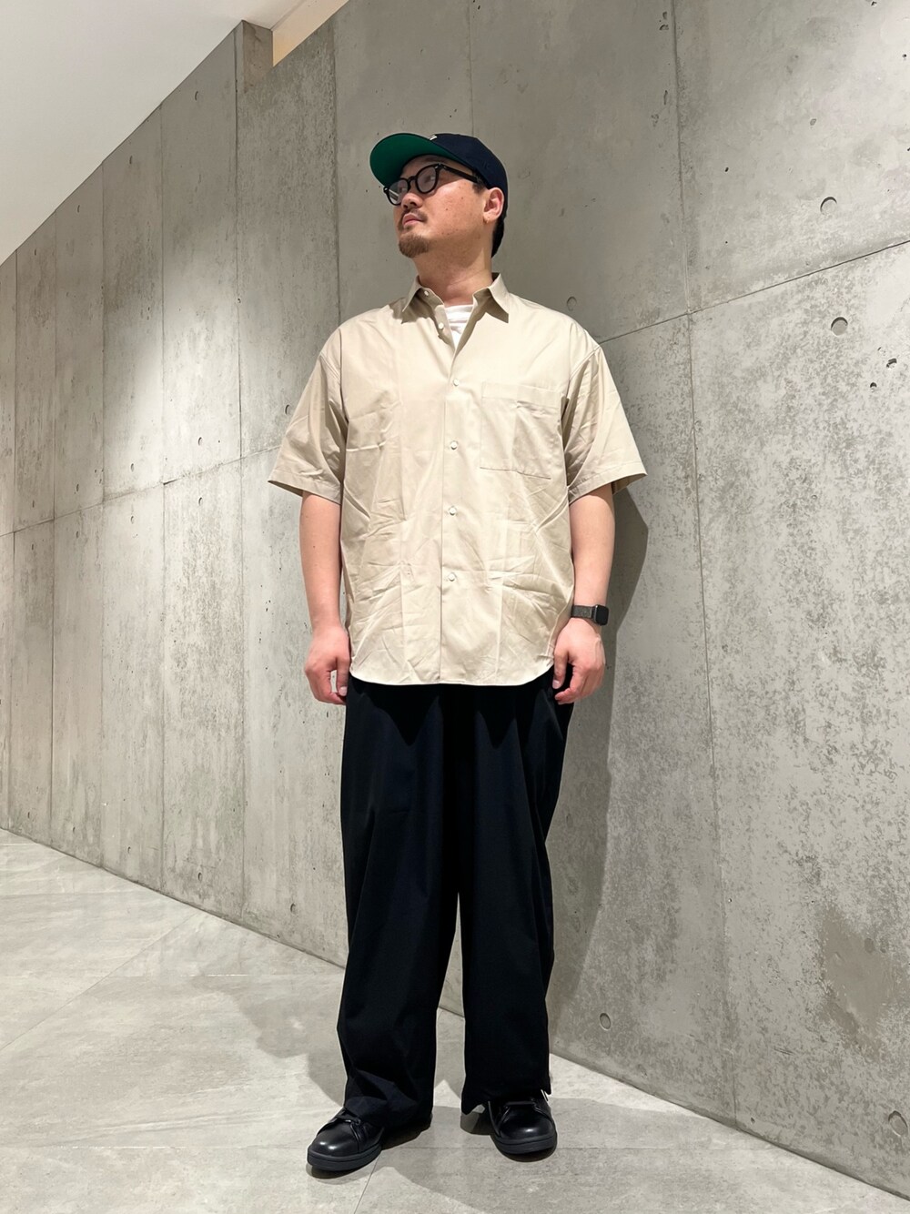 「ストリート、お出かけコーデ、レイヤードスタイル、シャツスタイル、大人カジュアル、きれいめカジュアル、デートコーデ、スニーカー、春夏コーデ、メガネ男子、休日スタイル、キャップ、いいね、save、フォローお願いします🤑、ootd、ビッグシルエット」｜「SMELLYの316Lミニフープピアス（ピアス（両耳用）、ゴールド系）」を使った、Jun さん（メンズ・176cm）の春コーディネートの1枚目の写真