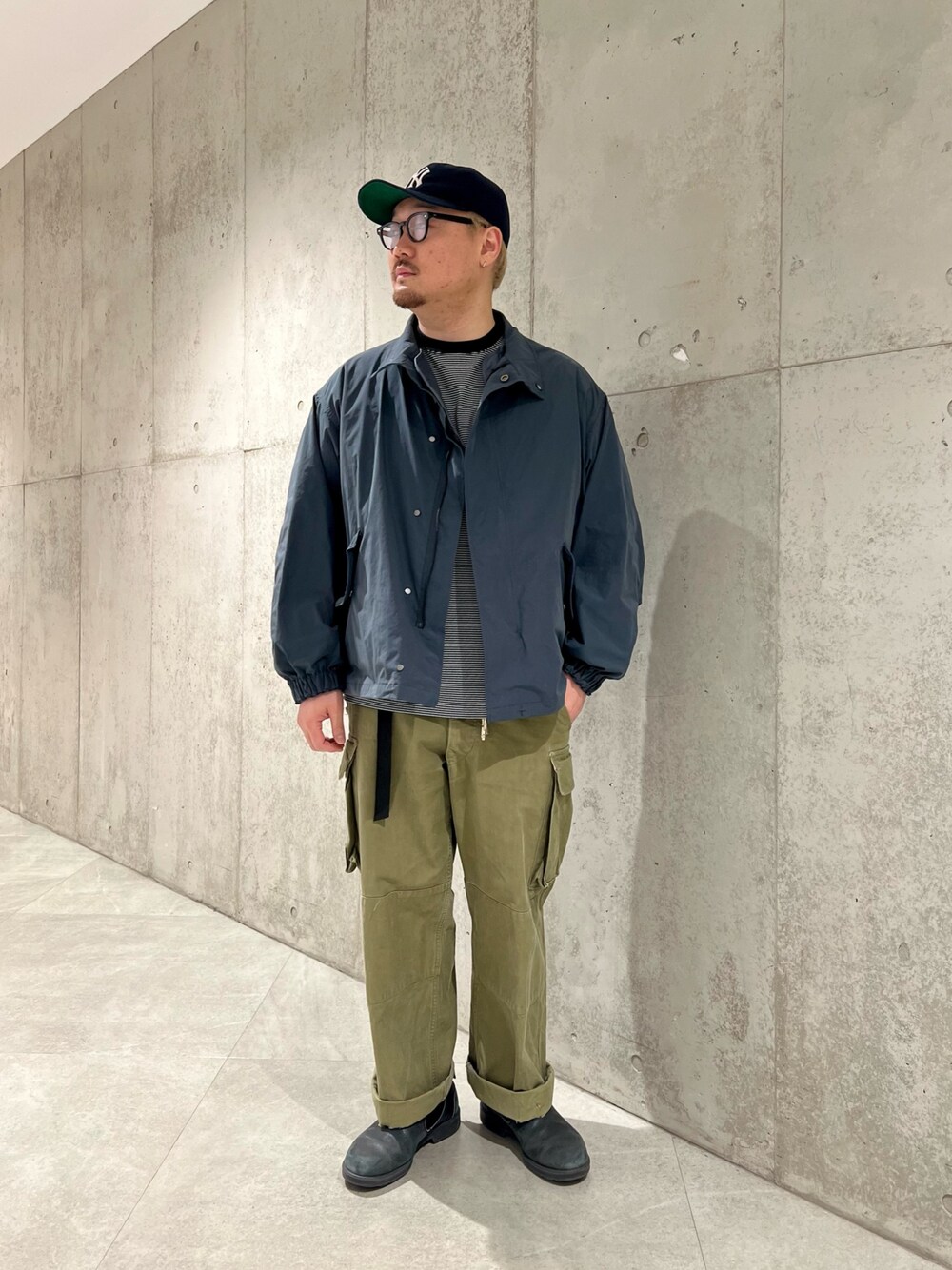 「春色、デートコーデ、古着MIX、お出かけコーデ、休日スタイル、ストリート、キャップ、ワイドパンツ、シンプルコーデ、カーゴパンツ、ブーツ、レイヤードスタイル、カジュアルコーデ」｜「SMELLYの316Lミニフープピアス（ピアス（両耳用）、シルバー系）」を使った、Jun さん（メンズ・176cm）の冬コーディネートの1枚目の写真