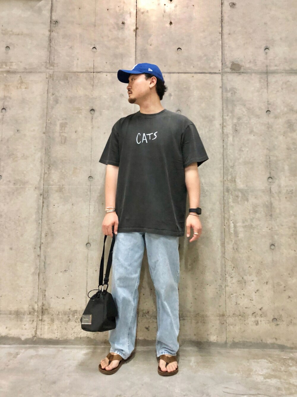 「URBAN RESEARCH、urban research sonny label、MoMA、NEW ERA、cats、cantera、reef、黒Tシャツ」｜「MOMAのアイテム（キャップ、ブルー系）」を使った、Jun さん（メンズ・176cm）の夏コーディネートの1枚目の写真