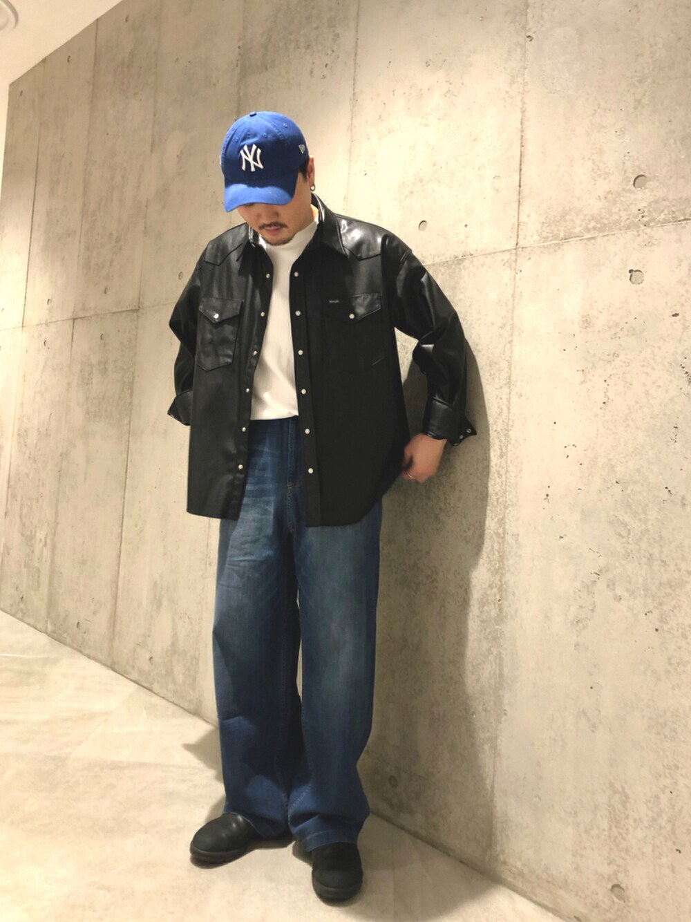 「NEW ERA、オーバーサイズ、GRAMICCI、フェイクレザー、秋服、URBAN RESEARCH、Hanes、MoMA、blundstone、フォローお願いします、urban research sonny label、Wrangler」｜「MOMAのアイテム（キャップ、ブルー系）」を使った、Jun さん（メンズ・176cm）の秋コーディネートの1枚目の写真