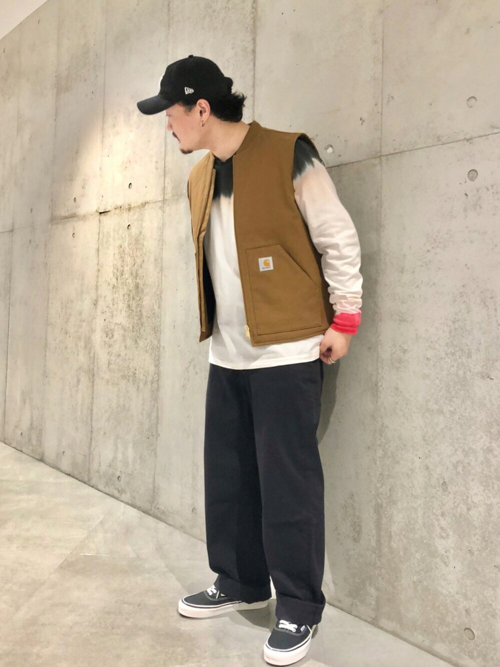 「VANS、NEW ERA、carhartt、Levi's、URBAN RESEARCH、MoMA、urban research sonny label、CALOLINE、いいね、save、フォローお願いします🤑、秋トレンド2021、ベスト」｜「MOMAのアイテム（キャップ、ブラック系）」を使った、Jun さん（メンズ・176cm）の秋コーディネートの1枚目の写真