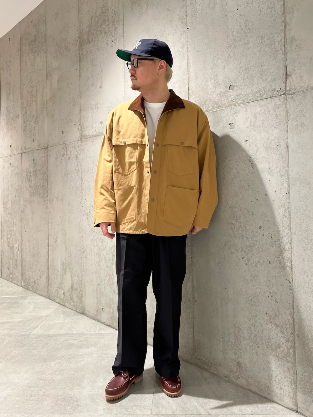 「カジュアル、キャップ、ストリート、カバーオール、ロンT、休日スタイル、ワイドパンツ、お出かけコーデ、メガネ男子、秋コーデ」｜「SMELLYの316Lミニフープピアス（ピアス（両耳用）、シルバー系）」を使った、Jun さん（メンズ・176cm）の秋コーディネートの1枚目の写真