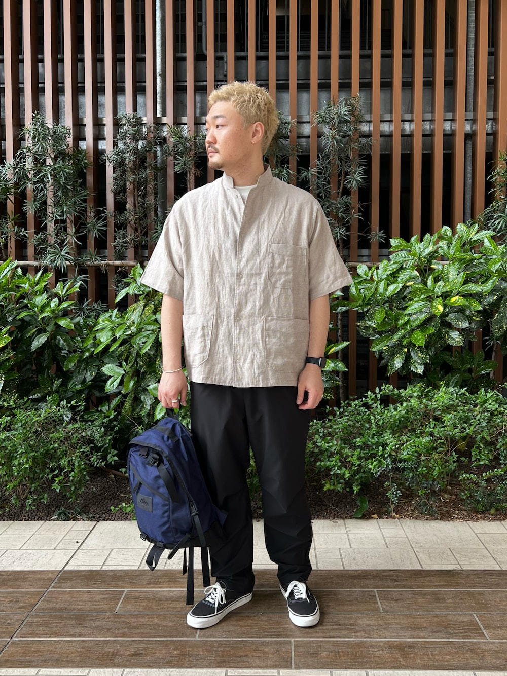 ベージュ系のシャツ/ブラウス、ブラック系のスニーカー、ブラック系のその他パンツを着用したメンズの春コーディネートの1枚目の写真