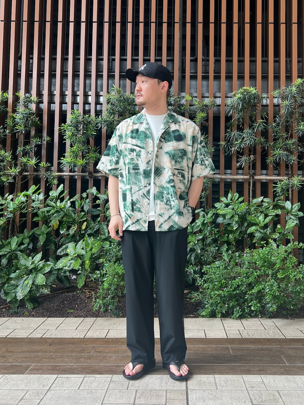 グリーン系のシャツ/ブラウス、ホワイト系のTシャツ/カットソー、ブラック系のサンダルを着用したメンズの春コーディネートの1枚目の写真