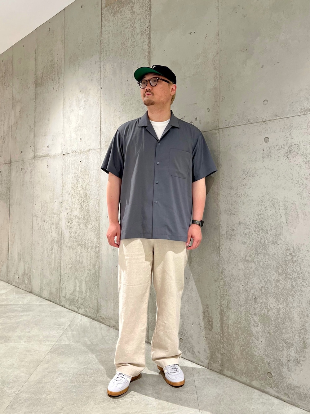 グレー系のシャツ/ブラウス、ホワイト系のタンクトップ、ベージュ系のその他パンツを着用したメンズの夏コーディネートの1枚目の写真