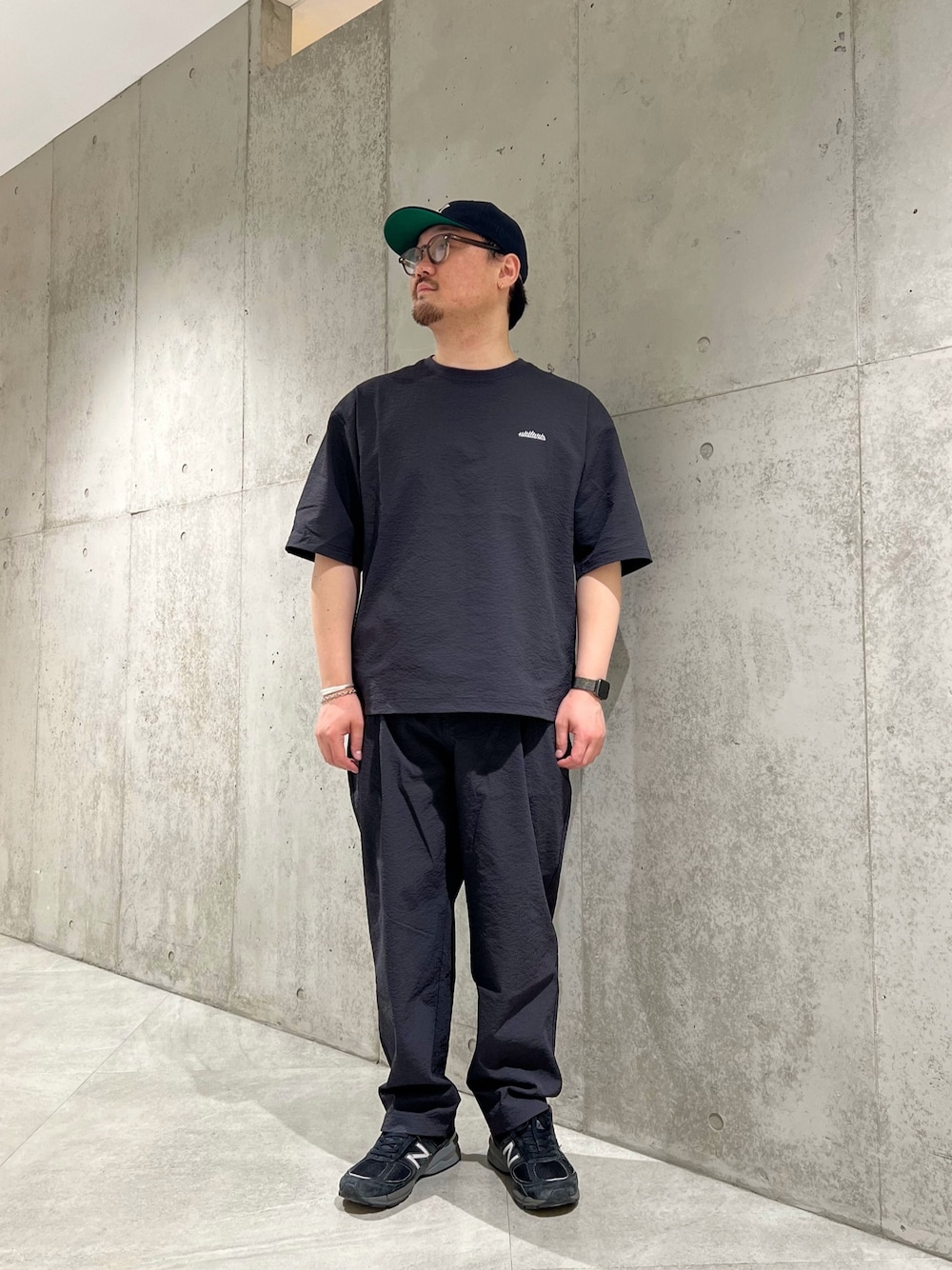 「モノトーン、雨の日コーデ、メガネ男子、キャップ、ストリート、セットアップ、大人カジュアル、休日スタイル、お出かけコーデ、夏コーデ、ootd、スニーカー、いいね、save、フォローお願いします🤑、ゆるコーデ、カジュアルコーデ」｜「NEW ERAの『別注』New Era×Sonny Label　RetroCrown 9FIFTY（キャップ、ブルー系）」を使った、Jun さん（メンズ・176cm）の夏コーディネートの1枚目の写真