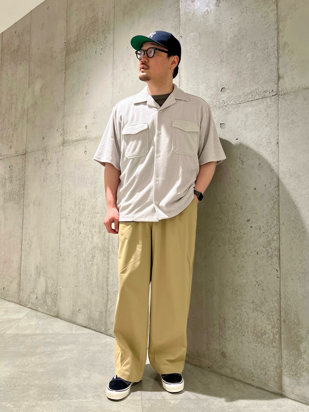 「デートコーデ、淡色コーデ、スニーカー、きれいめカジュアル、メガネ男子、春夏コーデ、シャツスタイル、休日スタイル、お出かけコーデ、キャップ、シンプルコーデ、ootd、いいね、save、フォローお願いします🤑、大人カジュアル、ストリート」｜「NEW ERAの『別注』New Era×Sonny Label　RetroCrown 9FIFTY（キャップ、ブルー系）」を使った、Jun さん（メンズ・176cm）の春コーディネートの1枚目の写真