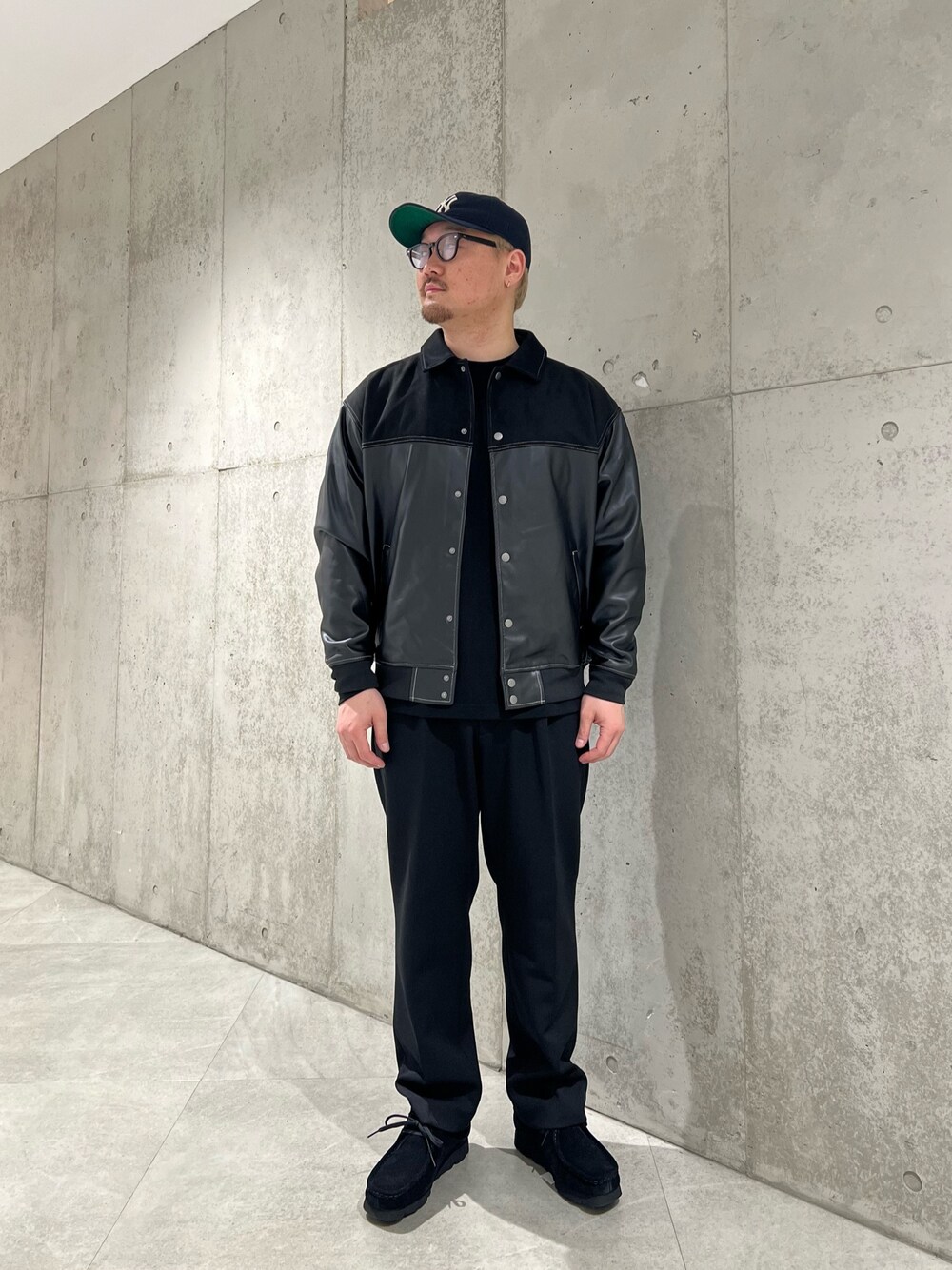 ブラック系のブルゾン、ブラック系のTシャツ/カットソー、ブラック系のその他パンツを着用したメンズの冬コーディネートの1枚目の写真