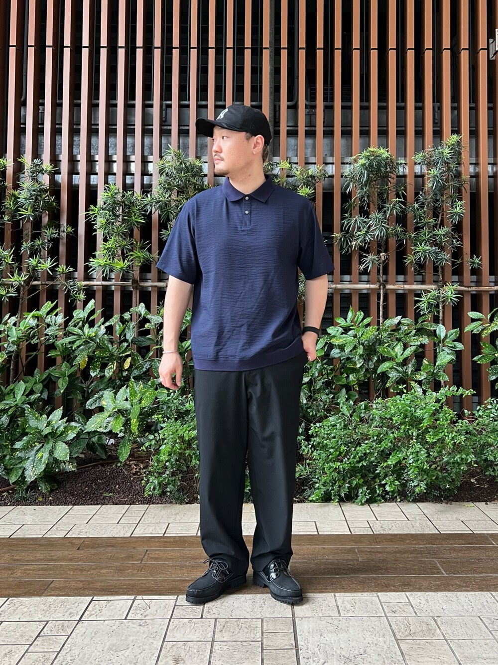 ブラック系のその他パンツ、ブラック系のシューズ、ブルー系のポロシャツを着用したメンズの夏コーディネートの1枚目の写真
