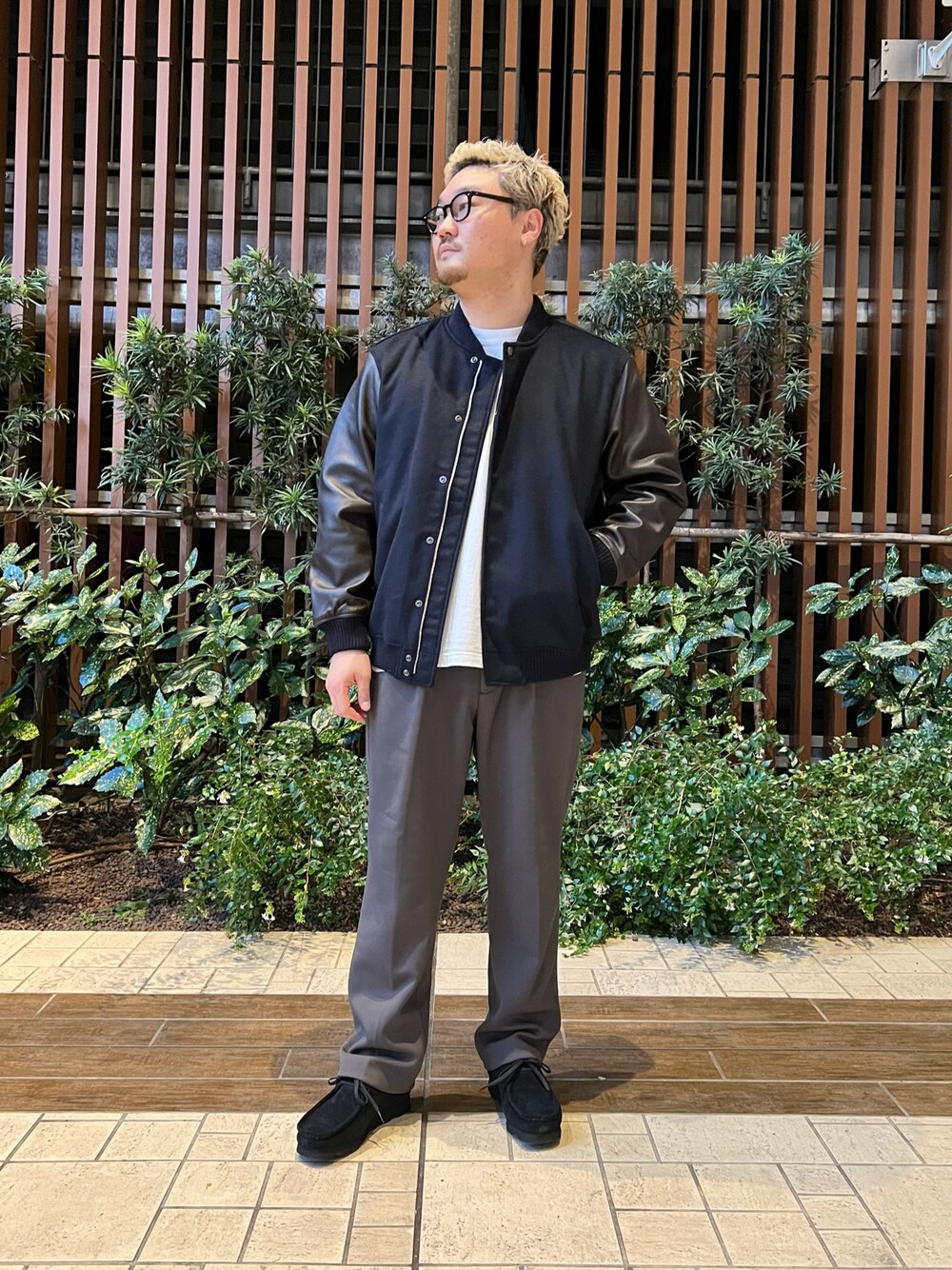 グレー系のその他パンツ、ブルー系のブルゾン、ホワイト系のTシャツ/カットソーを着用したメンズの秋コーディネートの1枚目の写真