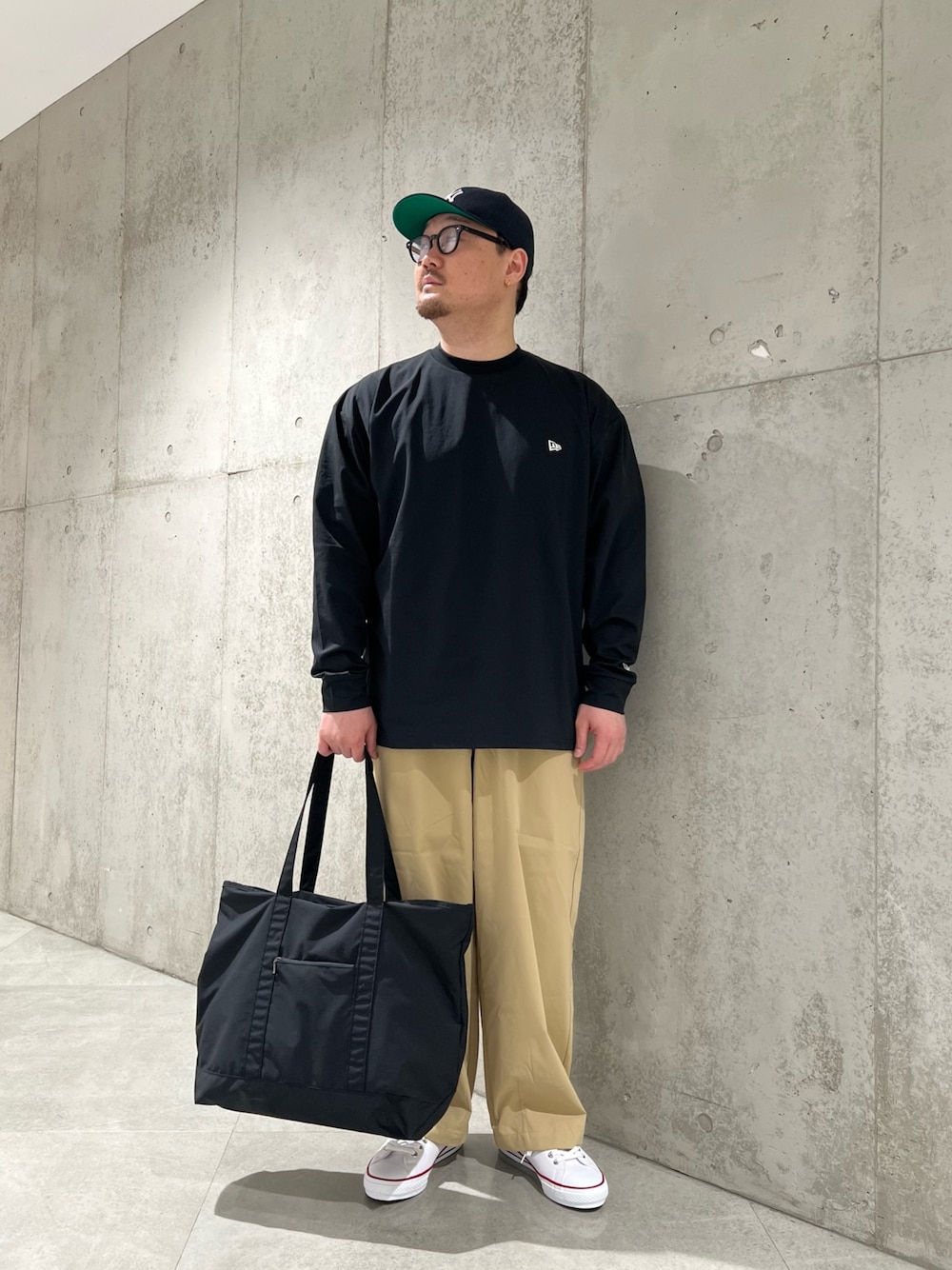 「メガネ男子、スポーツミックス、大人カジュアル、休日スタイル、キャップ、ストリート、スニーカー、お出かけコーデ、春、いいね、save、フォローお願いします🤑、URBAN RESEARCH、NEW ERA、ゴルフ、今日のコーデ、カジュアルコーデ」｜「SMELLYの316Lミニフープピアス（ピアス（両耳用）、ゴールド系）」を使った、Jun さん（メンズ・176cm）の春コーディネートの1枚目の写真
