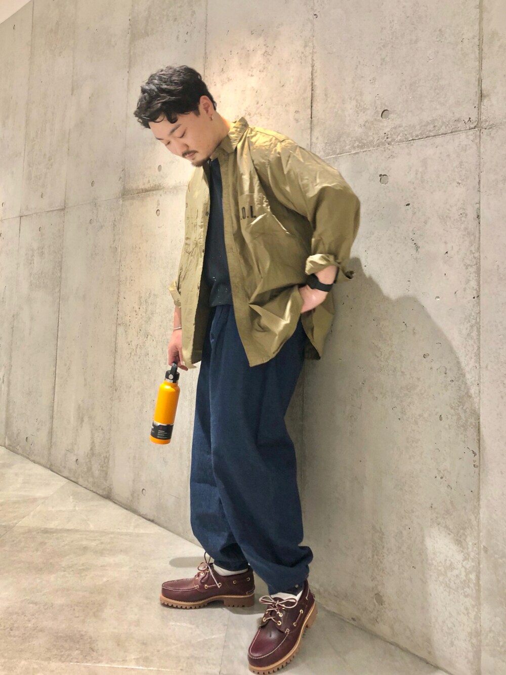 「URBAN RESEARCH、urban research sonny label、CALOLINE、used、Hydro Flask、Timberland」｜「CAL O LINEのCAL O LINE　UTILITY SHIRTS（シャツ/ブラウス、グリーン系）」を使った、Jun さん（メンズ・176cm）の秋コーディネートの1枚目の写真