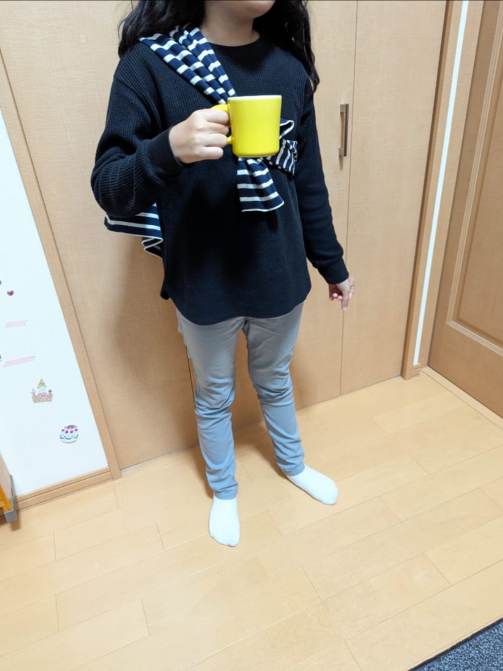 「ディレクター巻き、ボーダー、グレーパンツ、グレーコーデ、グレー、ワッフルクルーネックＴ、イエローコーデ、白くつした、秋コーデ、小学生女子、バレエ」｜「BREEZEのアイテム（スラックス、グレー系）」を使った、popotan724さん（キッズ・144cm）の秋コーディネートの1枚目の写真