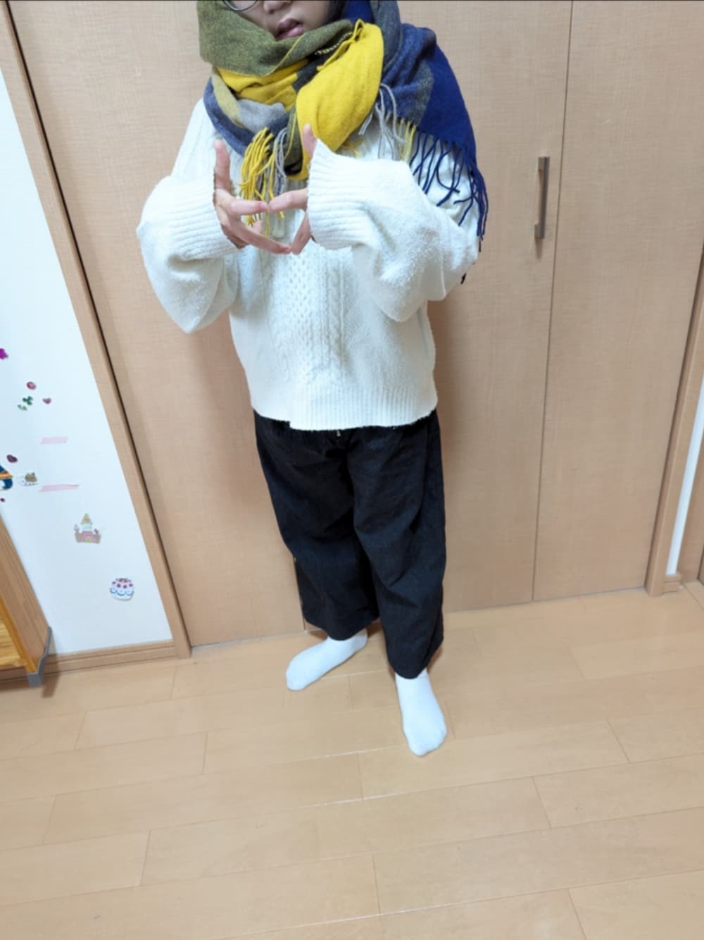「ニット、デニム、レイヤードスタイル、フユコーデ、ふゆが来るよ、冬支度、チェックマフラー、チェック、黄色チェック、白靴下、学校、小4女子、小4、デニムは150サイズ、ニットは160サイズ」｜「しまむらのアイテム（デニムパンツ、ブラック系）」を使った、popotan724さん（キッズ・144cm）の秋コーディネートの1枚目の写真
