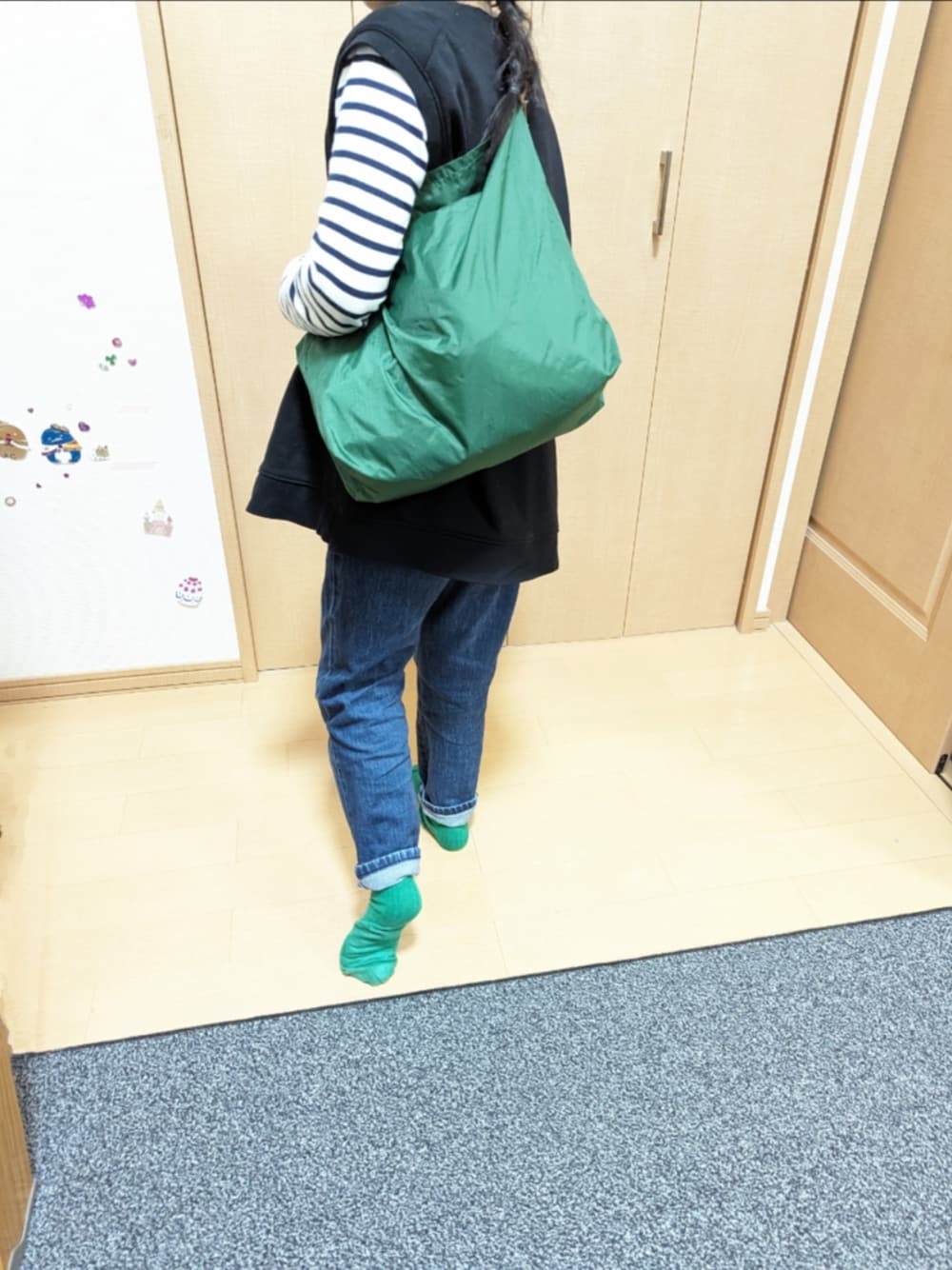 「くるま、緑バッグ、エコバック、ベスト、しましま、みどり、デニム、シェフパンツ、プチプラ」｜「JULY NINEのアイテム（バッグ、グリーン系）」を使った、popotan724さん（キッズ・140cm）の冬コーディネートの1枚目の写真