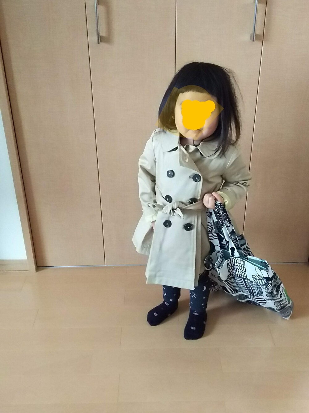 「UNIQLOのアイテム（トレンチコート、ベージュ系）」を使った、popotan724さん（キッズ・120cm）の冬コーディネートの1枚目の写真