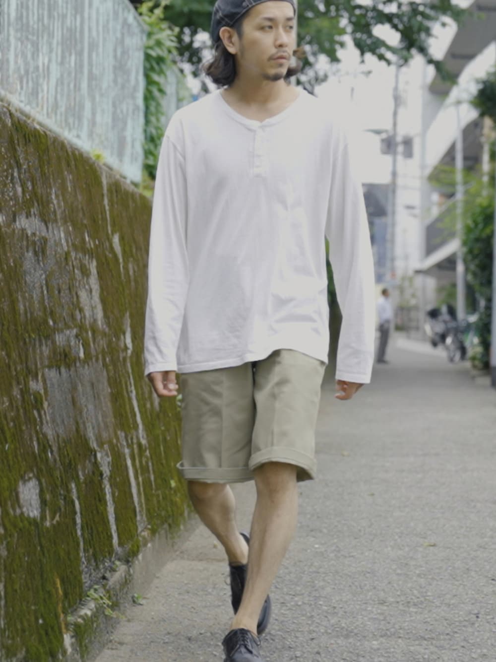 「シンプルコーデ、夏、今日のコーデ、ストリートコーデ、Dickies、42283、カラーパンツ、ショートパンツ、おしゃれさんと繋がりたい、フォローミー」｜「Good Onのアイテム（Tシャツ/カットソー、ホワイト系）」を使った、takahiro kawashimaさん（メンズ・175cm）の夏コーディネートの1枚目の写真