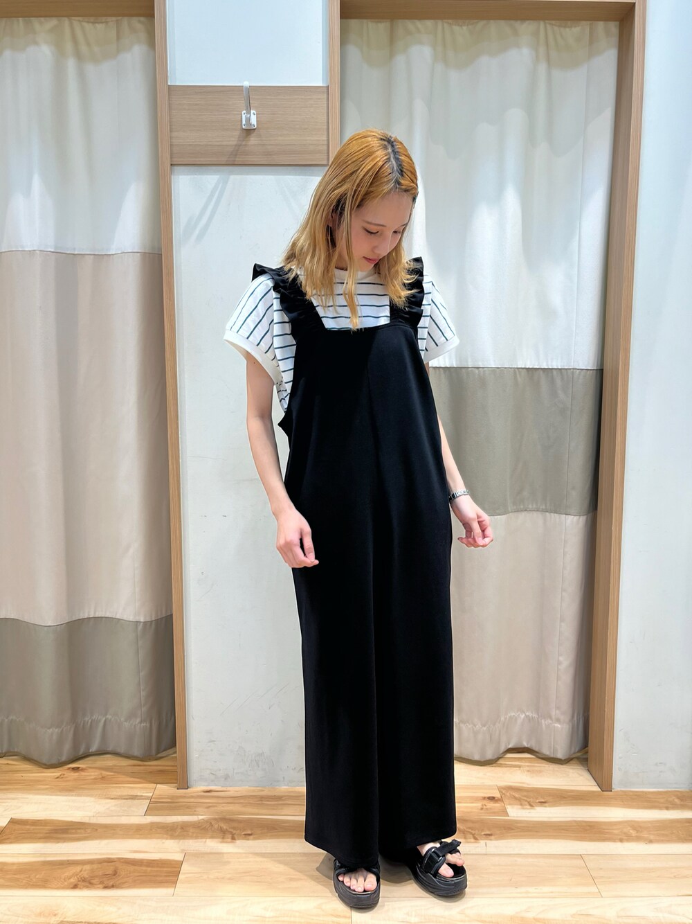 「ゆるコーデ、休日スタイル、ラクチンコーデ、夏、Samansa Mos2、サロペット、Tシャツ、夏コーデ、カジュアルコーデ、フリル」｜「Samansa Mos2 blueの【USAコットン】アソートフレンチT（Tシャツ/カットソー、グリーン系）」を使った、あやさん（レディース・158cm）の春コーディネートの1枚目の写真