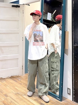 「niko and...（ニコアンド）のコットンワイドカーゴパンツ（カーゴパンツ、グリーン系）」を使った、daikinikoandさん（メンズ・169cm）の春コーディネート