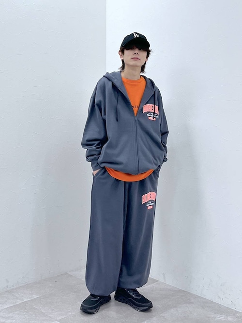 【NUMERALS】ロゴジップパーカー