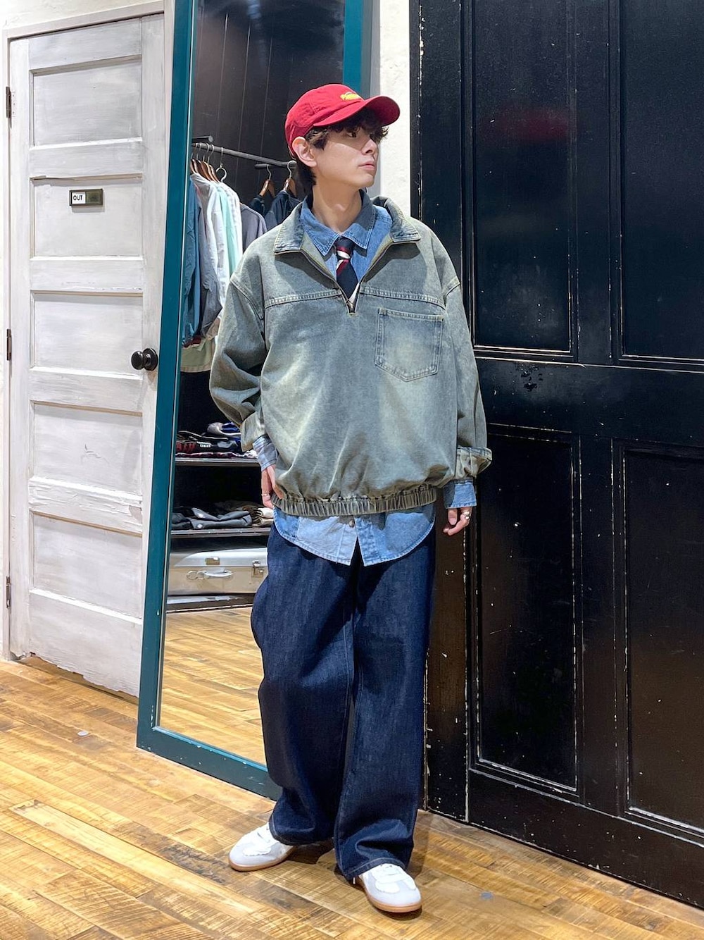 ブルー系のデニムパンツ、ブルー系のその他トップス、ブルー系のシャツ/ブラウスを着用したメンズの秋コーディネートの1枚目の写真