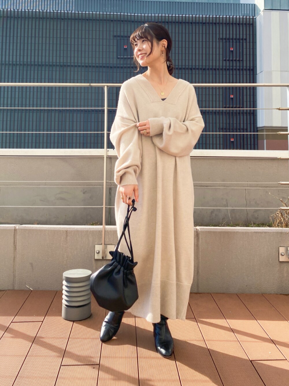 「レギュラー、スタッフ、レディースファッション、カジュアル、ワンピースコーデ、ワンピース、低身長、低身長コーデ、150cm台コーデ、152cm、Vネックワンピース、シンプルスタイル」｜「nissenの深Ｖネック後センターシームニットワンピース（ワンピース、ベージュ系）」を使った、M A O R I N.さん（レディース・152cm）の冬コーディネートの1枚目の写真