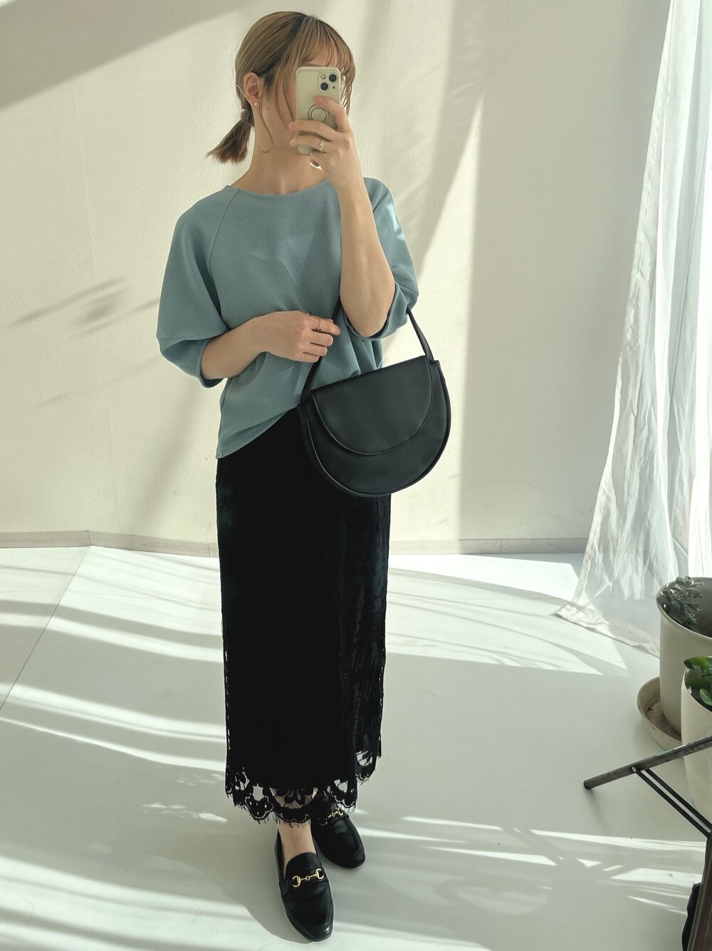 ベージュ系のスカート、ブラック系のローファー、グレー系のTシャツ/カットソーを着用したレディースの春コーディネートの1枚目の写真